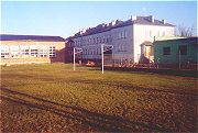 Widok szkoły od strony boiska szkolnego styczeń 2001